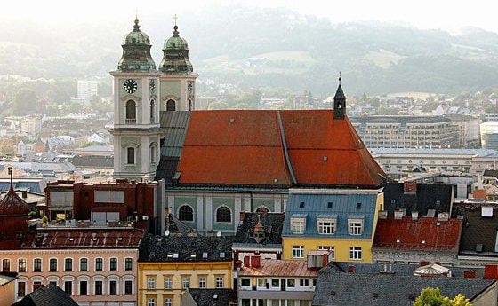 Der Alte Dom in Linz gesehen vom Dach des Einkaufszentrums Passage.