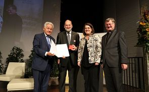Wilhelm Vieböck wurde für seine Verdienste mit dem Großen Ehrenzeichen der Republik Österreich ausgezeichnet. V. l.: Landeshauptmann a. D. Dr. Josef Pühringer, Wilhelm Vieböck, Pastoralamtsleiterin Mag.a Gabriele Eder-Cakl und Bischof Dr. Manfred Sch