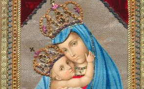 Maria mit Kind (‚Mariahilf’), Um 1890 bis 1920. Vergoldeter und geprägter Papierstreifenrahmen, Blumen in Relief, Samtecken. Das Kleid ist in Nadelmalerei ausgeführt, die Gesichter und Hände sind Drucke. Auch die Kronen sind geprägte, vergoldete Papi