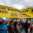Aktionstag gegen TTIP in Linz unter Beteiligung kirchlicher Einrichtungen wie der KAB / © Initiativplattform TTIP stoppen OÖ / Schatz Aktionstag gegen TTIP in Linz unter Beteiligung kirchlicher Einrichtungen wie der KAB