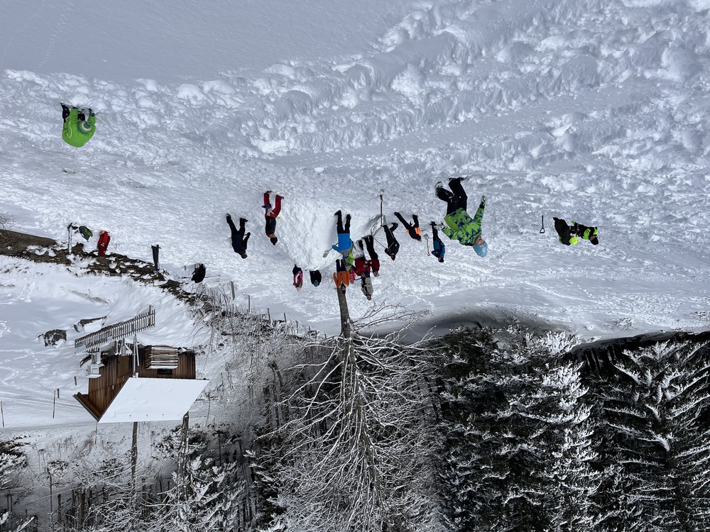Väter und Kinder bauen ein Iglu