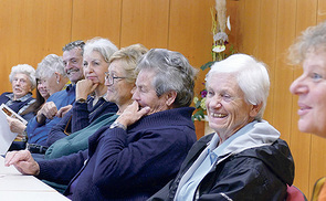 Beim Erzählcafé des Empowerment-Centers kommen wiederum Menschen mit Beeinträchtigungen zu Wort, wie etwa Barbara Pamminger (Bild unten links).