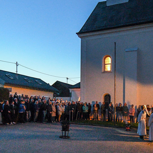 Stimmungsvolle gemeinsame Osterfeier in der Barbarakirche / Hans Ledermüller