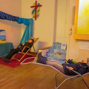 Ritualstationen im Kirchenraum