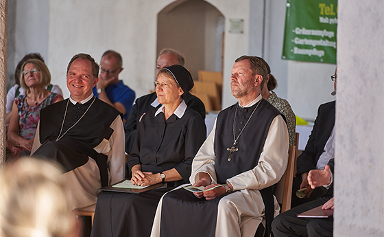 Abt Nikolaus Thiel, Sr. Hanna Jurman und Abt Reinhold Dessl waren Gäste bei der feierlichen Eröffnung des Benediktweges OÖ
