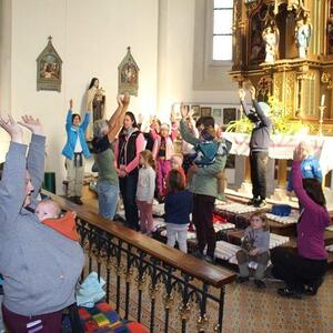 Zum Vater unser machen die Kinder Bewegungen.