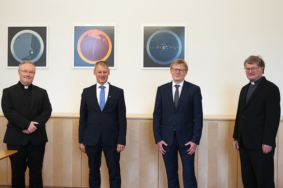 V.l: Generalvikar Univ.-Prof. DDr. Severin Lederhilger OPraem, Rektor Univ.-Prof. Dr. Franz Gruber, der künftige Rektor Vizerektor Univ.-Prof. Dr. Christoph Niemand, Diözesanbischof Dr. Manfred Scheuer 