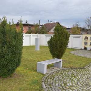 Mit der Segnung am  1. November 2019 wurde der Friedhof um Urnenerdgräber und eine Urnengedänkstätte erweitert.