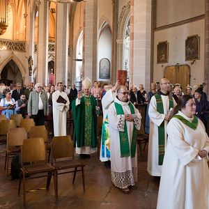 Bischof Manfred Scheuer feiert Sonntagsmesse in der Stadtpfarrkirche St. Stephan