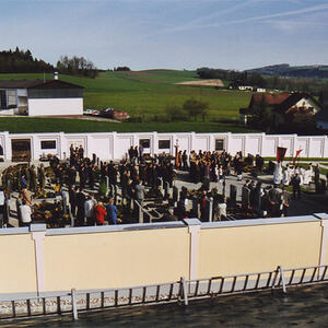 2001 bis 2002 wurde die Friedhofsmauer saniert und erweitert.