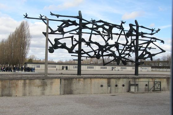 Denkmal 'Menschen im Draht': Etliche Häftlinge haben sich aus Verzweiflung in den tödlichen Elektrozaun gestürzt.