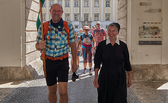 Beginn der Eröffnungspilgerwanderung mit Sr. Veronika Binder