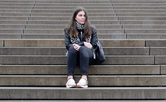 Nicole Traxler als Marie, die von ihren KlassenkollegInnen gemobbt wird.
