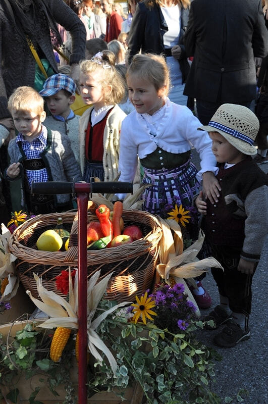 Kindergartenkinder bei der Erntedankfeier