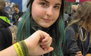 Laura Eichenauer war auch schon letztes Jahr am Stand wie ihr Armband beweist.