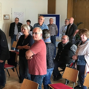 Gespannte Gesichter und Vorfreude auf den gemeinsamen Weg beim Auftakt des Dekanats Braunau in der Pfarre Mauerkirchen.