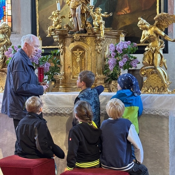 Kirchenschätze / Elsa Windner Altarraum entdecken mit Erstkommunionskindern