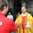 Željko Odobašić mit einem Spieler der Österreichischen Fußball-Nationalmannschaft der Priester.