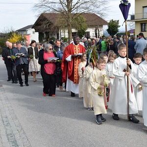 Palmweihe vor dem Pfarrheim