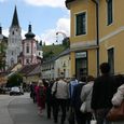 Die PilgerInnen auf dem Weg zur Basilika. / Foto: Diözese Linz
