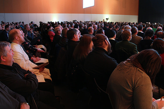 Etwa 600 haupt- und ehrenamtliche MitarbeiterInnen verfolgten mit Spannung in der Messehalle Wels die Präsentation der Diskussionsgrundlage Zeitgemäße Strukturen.