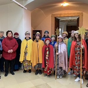 Die Näherinnen übergeben die Gewänder an die Sternsinger