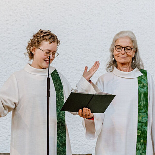 Eva Ulbrich und Andrea Gschwendtner, hauptamtliche Seelsorgerin und ehrenamtliche Wort-Gottes-Feier-Leiterin in der Pfarrgemeinde Urfahr-St. Markus