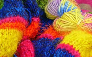 Schal stricken und die Caritas OÖ unterstützen