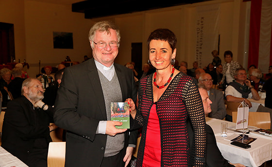 Bischof Manfred Scheuer mit DSG-Sekretärin Gerda Eibensteiner.