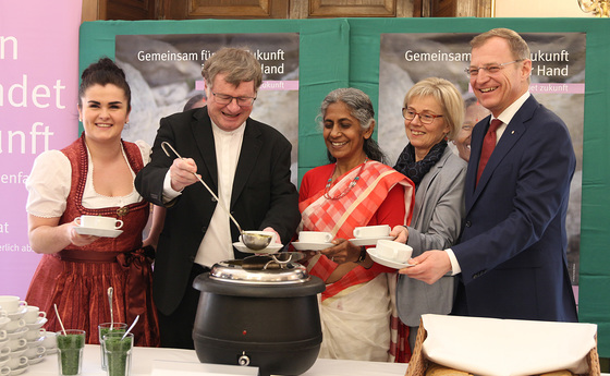 Monika Dornetshuber, Küchenchefin in der „Hoamat“ in Haibach ob der Donau, Bischof Dr. Manfred Scheuer, Ajitha George, Generalsekretärin von BIRSA, die Vorsitzende der Katholischen Frauenbewegung in OÖ Paula Wintereder und Landeshauptmann Mag. Thomas