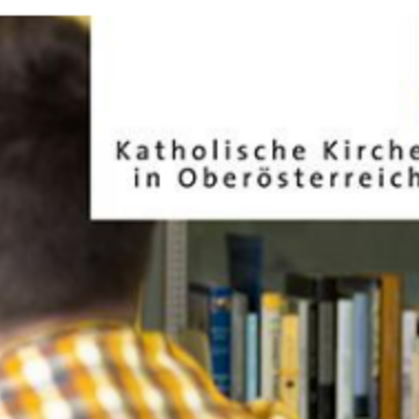 Kopf und Schultern von Mann von hinten, Bücher, Schriftzug 'katholische Kirche in Oberösterreich'