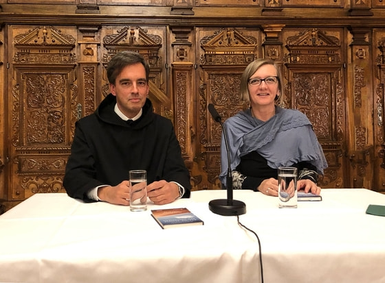 Autor P. Bernhard Eckerstorfer im Gespräch mit ORF-Journalistin Brigitte Krautgartner. 